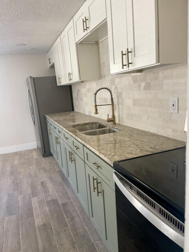 1210 E 138th Ave in Tampa, FL - Building Photo - Building Photo