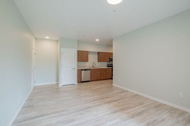 13001 S Crompton Lane in Molalla, OR - Foto de edificio - Building Photo