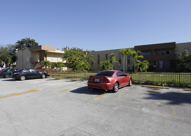 Village Park Apartments in Hialeah, FL - Building Photo - Building Photo