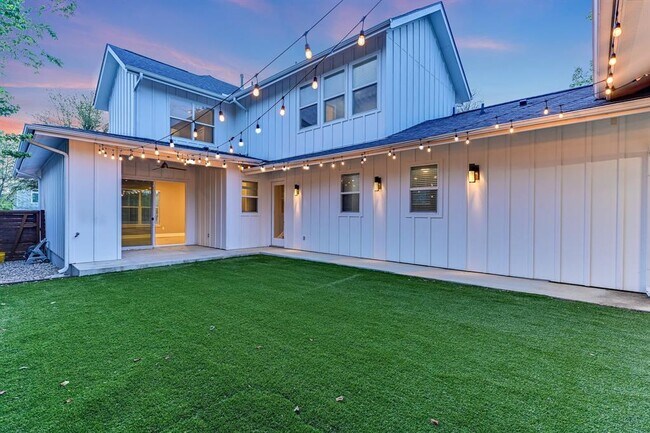 1811 Cedar Ave in Austin, TX - Building Photo - Building Photo