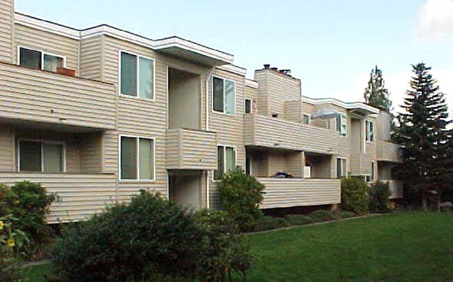 Wildwood Apartments in Everett, WA - Building Photo - Building Photo