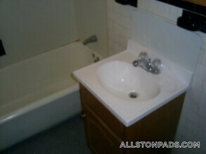 1375 Commonwealth Ave, Unit 8 in Boston, MA - Foto de edificio - Building Photo