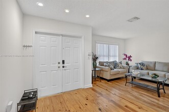 14076 S Forest Oak Cir in Davie, FL - Building Photo - Building Photo