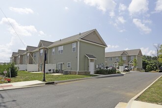 Stonebrook Apartments in Johnson City, TN - Building Photo - Building Photo