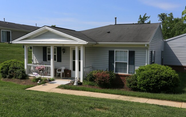 English Oaks Senior Apartment Homes in Fredericksburg, VA - Foto de edificio - Building Photo