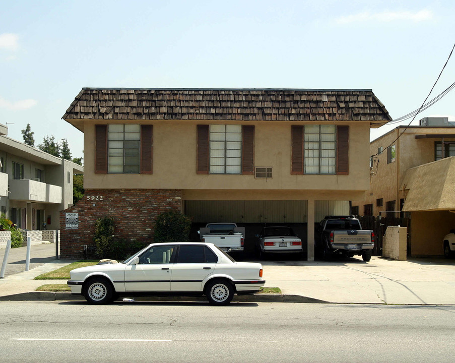 5922 Woodman Ave in Van Nuys, CA - Building Photo