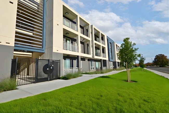 Medley Apartments in Sacramento, CA - Building Photo - Building Photo