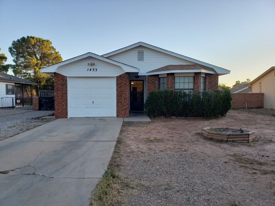 1433 Challenger Ave in Alamogordo, NM - Building Photo