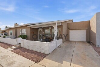 2929 E Broadway Rd in Mesa, AZ - Building Photo - Building Photo