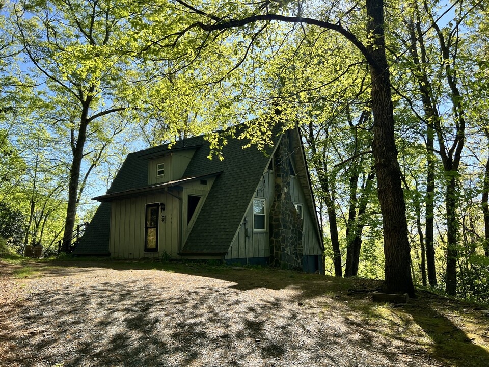146 Valley View Trail in Fleetwood, NC - Building Photo