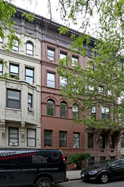 135 W 75th St in New York, NY - Building Photo