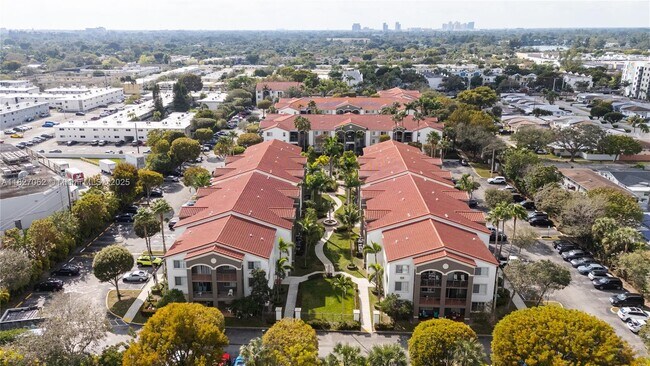 6821 SW 44th St in Miami, FL - Building Photo - Building Photo
