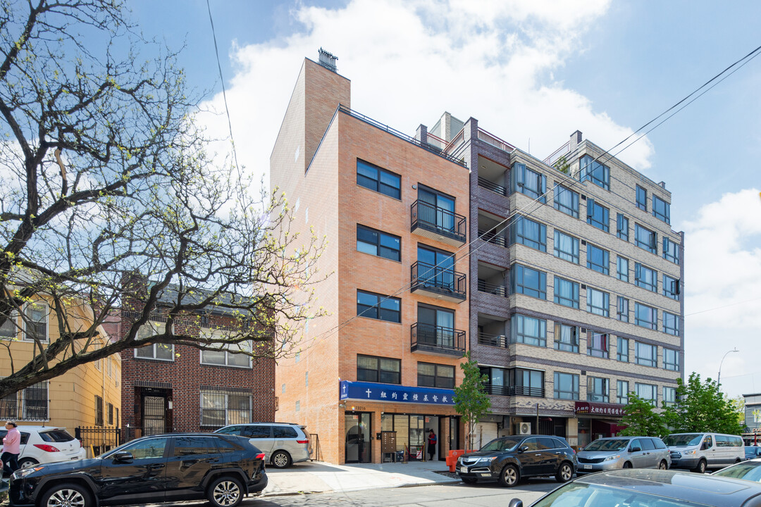 132-16 Maple Ave in Flushing, NY - Building Photo