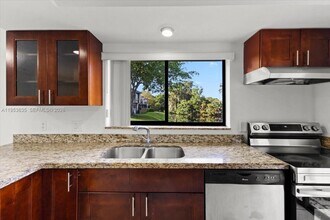 181 Wimbledon Lakes Dr in Plantation, FL - Building Photo - Building Photo
