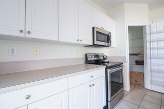5663 NW 112th Plz in Doral, FL - Foto de edificio - Building Photo