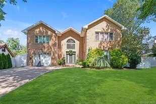 27 Circle Dr in Roslyn Heights, NY - Building Photo