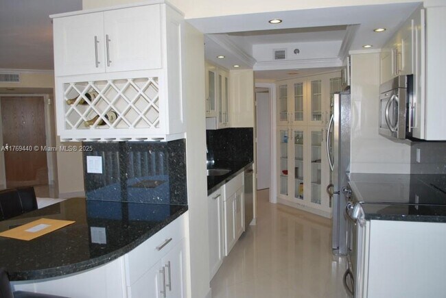 1000 W Island Blvd, Unit 710 in Aventura, FL - Foto de edificio - Building Photo