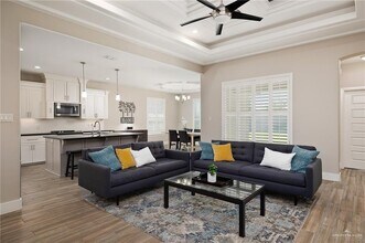 15 Manchester Dr in Edinburg, TX - Building Photo - Building Photo