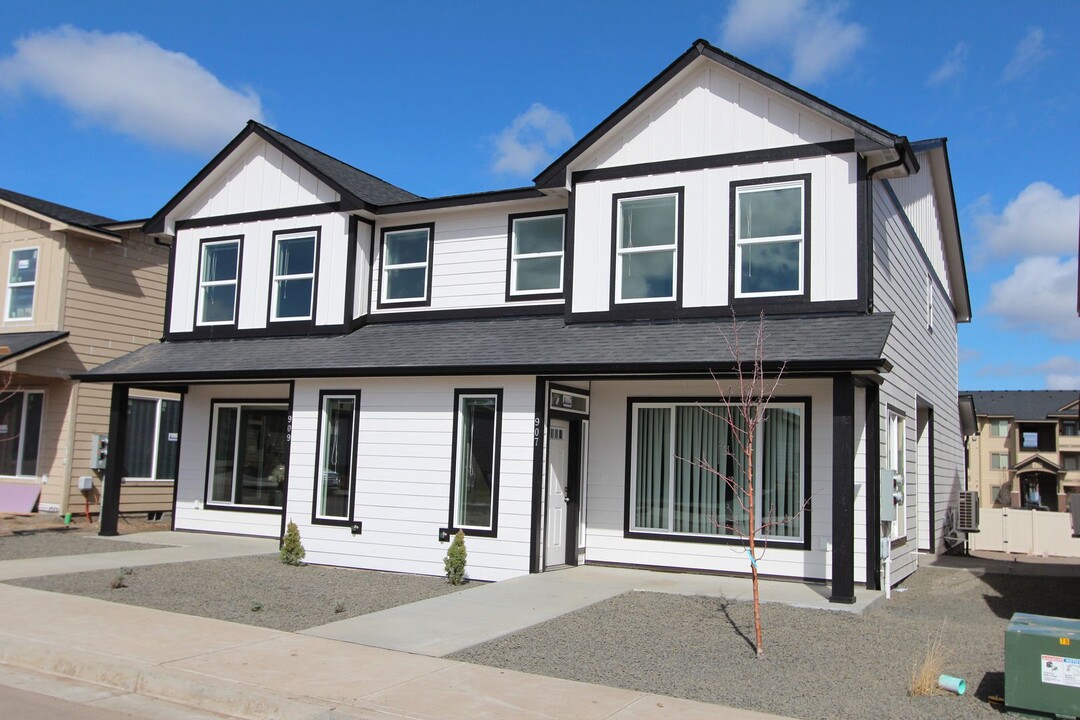 901 Greenfield Dr in Cheney, WA - Foto de edificio