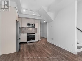 1608 Charles St in Whitby, ON - Building Photo