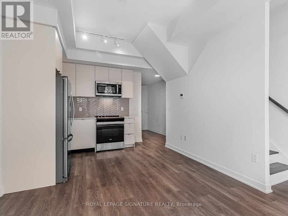 1608 Charles St in Whitby, ON - Building Photo