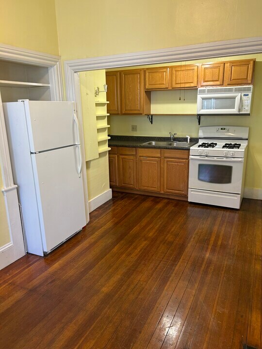 16 Church St, Unit 1 floor in Gloucester, MA - Foto de edificio