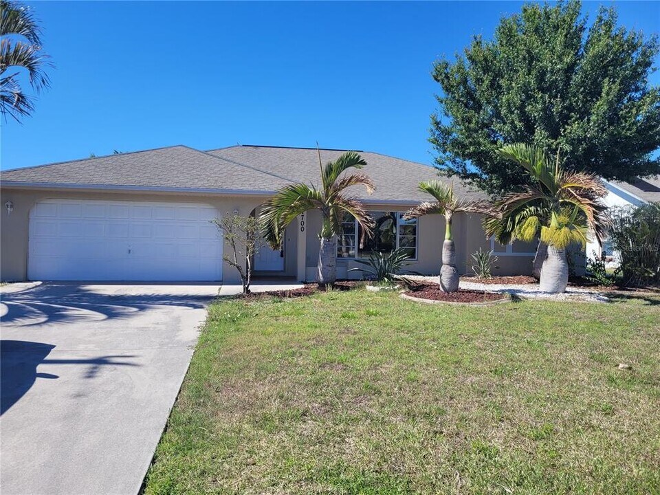 1700 Blue Lake Cir in Punta Gorda, FL - Building Photo