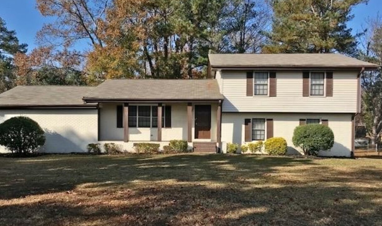 2435 Hallie Mill Rd in Atlanta, GA - Building Photo