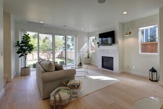 10919 NE 59th St in Kirkland, WA - Building Photo - Building Photo