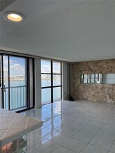 17500 N Bay Rd in Sunny Isles Beach, FL - Foto de edificio - Building Photo