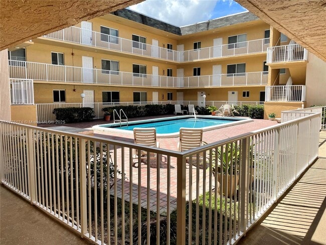 7910 Taft St in Pembroke Pines, FL - Building Photo - Building Photo