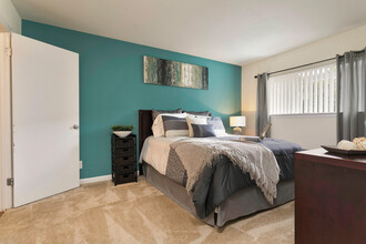 Duke Manor- Students save up to 10%! in Durham, NC - Building Photo - Building Photo