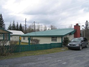 33836 Nash Rd in Seward, AK - Foto de edificio - Building Photo