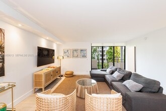 181 Crandon Blvd in Key Biscayne, FL - Building Photo - Building Photo