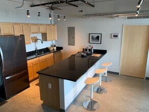 120 SW 5th St, Unit Whiteline Lofts Unit 607 in Des Moines, IA - Building Photo - Building Photo