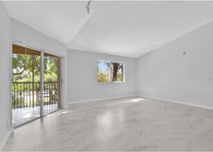 3430 Pinewalk Dr N in Margate, FL - Foto de edificio - Building Photo