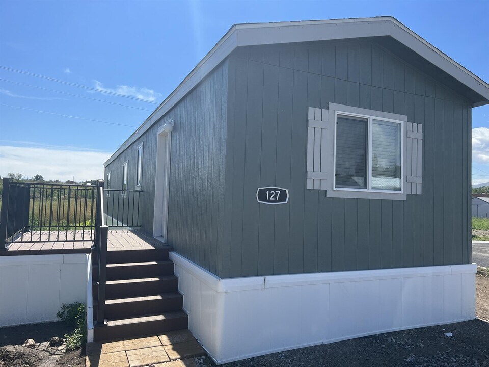 127 Northside Dr in Lander, WY - Building Photo