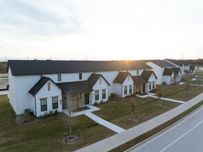 Charleston Mills Luxury Townhomes in College Station, TX - Foto de edificio - Building Photo