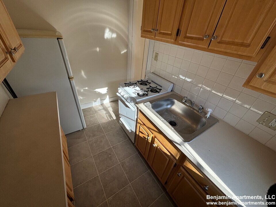 1124 Commonwealth Ave, Unit 49 in Boston, MA - Building Photo