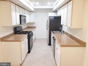 10218 Prince Pl in Largo, MD - Foto de edificio - Building Photo