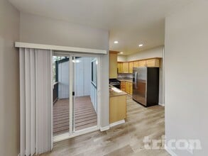 7535 SW Onnaf Ct, Unit 245 Holland Drive - Unit 12 in Tigard, OR - Foto de edificio - Building Photo