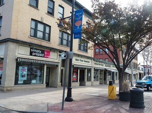 687-713 Main St in Manchester, CT - Foto de edificio - Building Photo
