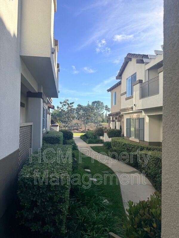 2352 Sunningdale Dr in Tustin, CA - Building Photo - Building Photo