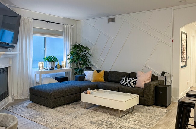 5037 Rosewood Ave in Los Angeles, CA - Building Photo - Building Photo