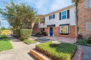 1833 Saxony Ln in Houston, TX - Building Photo