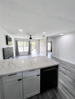 2425 SW 26th Ln in Miami, FL - Foto de edificio - Building Photo