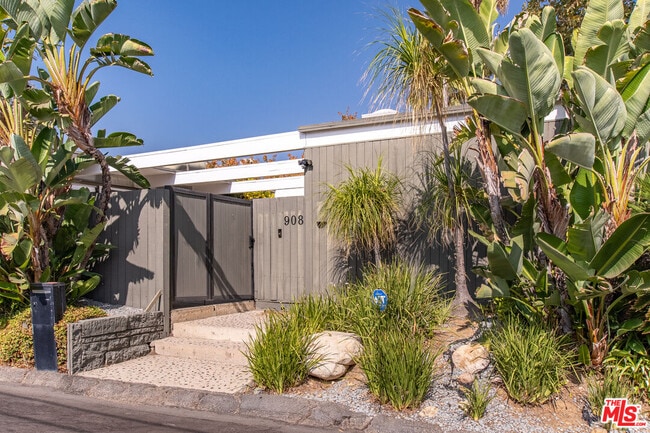 908 Kenter Way in Los Angeles, CA - Building Photo - Building Photo
