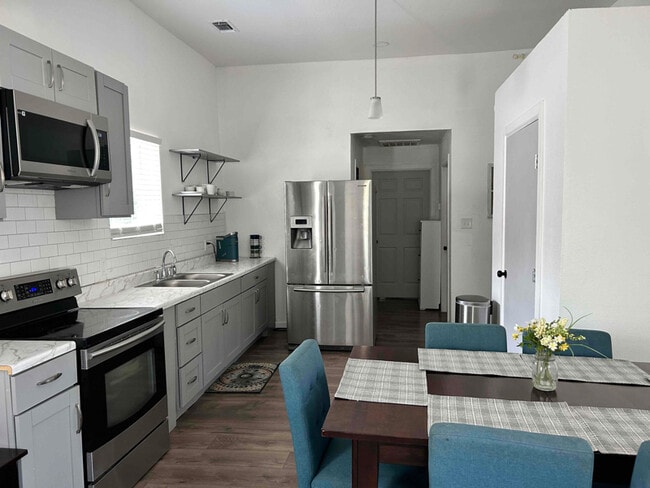 206 E Brenham St in Elgin, TX - Foto de edificio - Building Photo