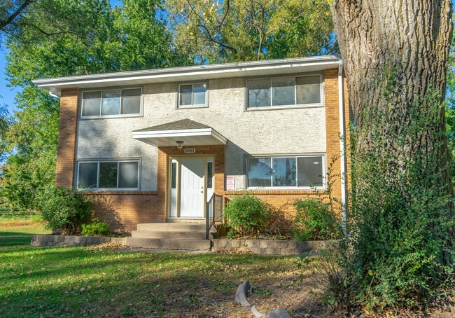 5661 Quincy St, Unit 5611 quincy street in Mounds View, MN - Foto de edificio - Building Photo