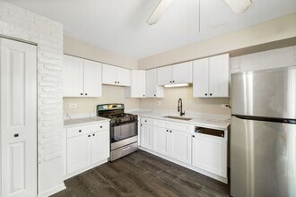 3075 Kingston Ct in Streamwood, IL - Building Photo - Building Photo